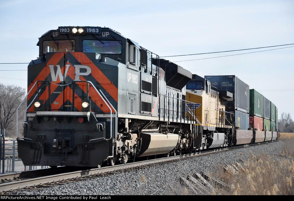 WP heritage unit powers an intermodal north